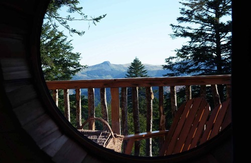 La Tour-dʼAuvergne Cabin | Enchanting Cabane Meïzou Matà Tree House with Great Amenities