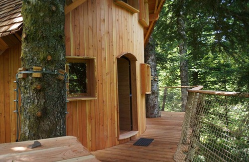La Tour-dʼAuvergne Cabin | Enchanting Cabane Meïzou Matà Tree House with Great Amenities