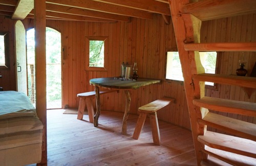 La Tour-dʼAuvergne Cabin | Enchanting Cabane Meïzou Matà Tree House with Great Amenities