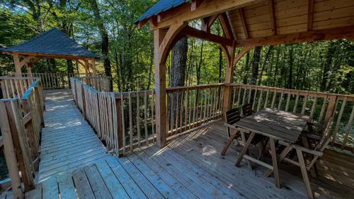Lunas Bed & Breakfast | Tranquil Cabane Perchée aux Loges du Temps in Lunas