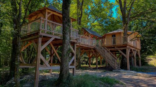 Lunas Bed & Breakfast | Tranquil Cabane Perchée aux Loges du Temps in Lunas