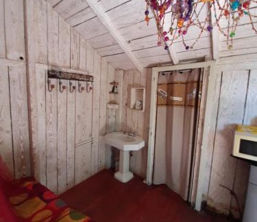 Argelliers Ski Chalet | Cozy Cabane Perchée de Lys: Pet-Friendly Retreat
