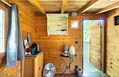 Oppede Cabin | Eco-Friendly Retreat in Lubéron with Inviting Jacuzzi