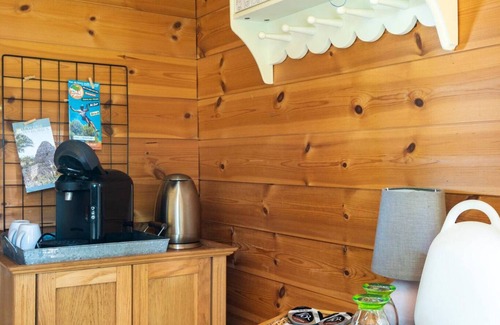Oppede Cabin | Eco-Friendly Retreat in Lubéron with Inviting Jacuzzi