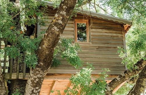 Oppede Cabin | Eco-Friendly Retreat in Lubéron with Inviting Jacuzzi