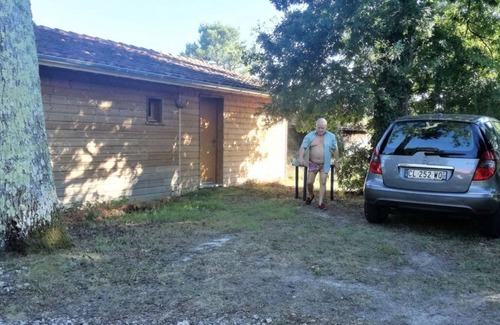 Andernos-les-Bains Cabin | Family-Friendly Getaway at Cabanon Sous les Chênes