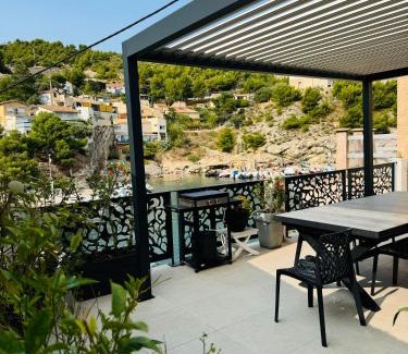 Calanque de Morgiou Bed & Breakfast | Scenic Ocean View at Nouveau Cabanon L Illette, Niolon