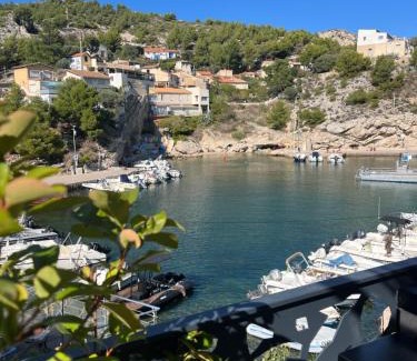 Calanque de Morgiou Bed & Breakfast | Scenic Ocean View at Nouveau Cabanon L Illette, Niolon