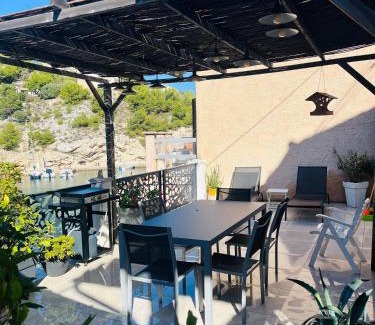 Calanque de Morgiou Bed & Breakfast | Scenic Ocean View at Nouveau Cabanon L Illette, Niolon