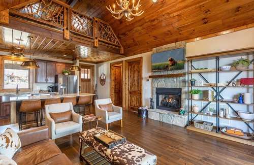 Elk Park House | Unforgettable CaBearnet at Eagles Nest: Views, Hot Tub & Pets