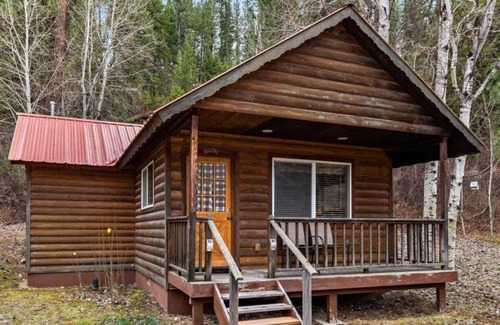 Lowman Cabin | Cozy Cabin 1 at Southfork Lodge - Perfect for Couples