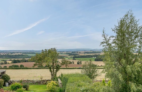 Chirnside Cottage | Cozy Cottage for 2: Pet-Friendly with Kitchen Amenities
