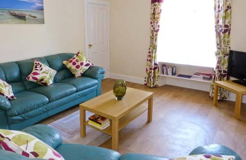Lanark Cottage | Cozy Cottage: 90 m² for 2 Guests with Kitchen & Pet Access