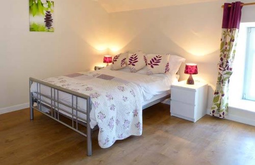 Lanark Cottage | Cozy Cottage: 90 m² for 2 Guests with Kitchen & Pet Access