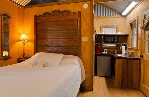 Tyler Cabin | Discover The Happy Pine Cone with a Fully Equipped Kitchen