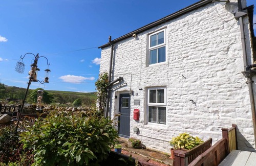 Eastgate Cottage | Cozy Cottage Retreat with Kitchen & Pet-Friendly Amenities