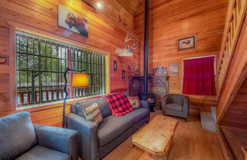 Christopher Creek Ski Chalet | Pet-Friendly Cabin #1 Buffalo Herd with Game Room & Pool