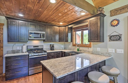 Nekoosa Cabin | Ideal Cabin Steps from Beach with Ocean View and Spa