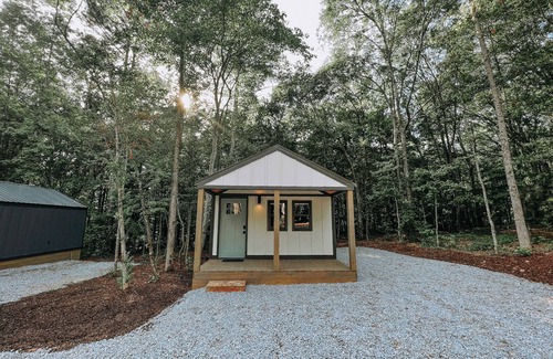 Hartwell Apartment | Cozy Cabin #1 Studio with Breakfast and Family Amenities