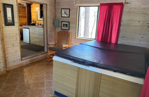 Payson Cabin | Sweetheart Deluxe Cabin: Two-Room Retreat with Jacuzzi