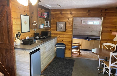 Payson Cabin | Sweetheart Deluxe Cabin: Two-Room Retreat with Jacuzzi
