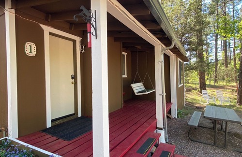 Payson Cabin | Sweetheart Deluxe Cabin: Two-Room Retreat with Jacuzzi