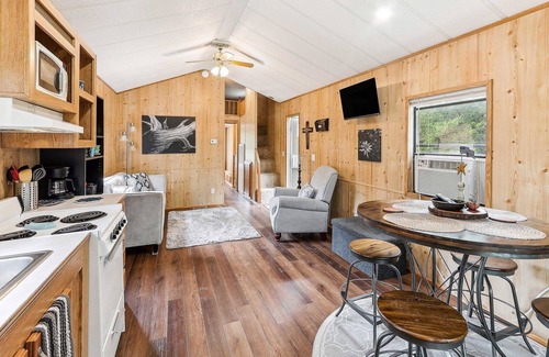 Neal Cabin | Cozy Toronto Lake Cabin - Walk to Water, Pet Friendly!