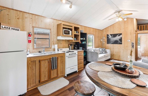 Neal Cabin | Cozy Toronto Lake Cabin - Walk to Water, Pet Friendly!