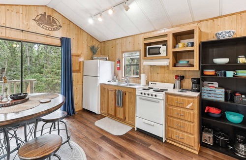 Neal Cabin | Cozy Toronto Lake Cabin - Walk to Water, Pet Friendly!