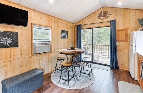 Neal Cabin | Cozy Toronto Lake Cabin - Walk to Water, Pet Friendly!