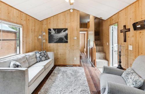 Neal House | Cozy Toronto Lake Cabin - Family & Pet-Friendly Getaway