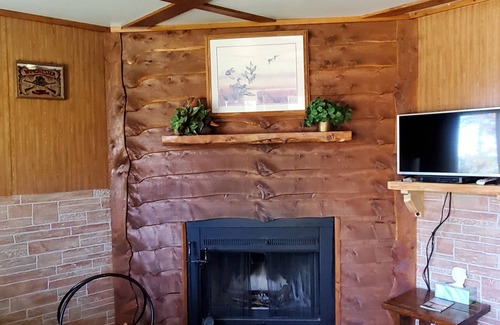 Gould City House | Cozy Cabin 11 - The Fox Den with Lake View & Pool