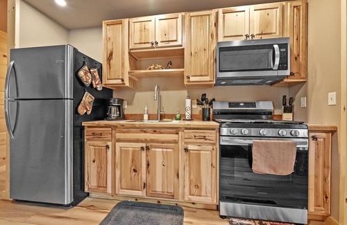 Atlanta Cabin | Family-Friendly Cabin#2 at Northern Comfort with Kitchen