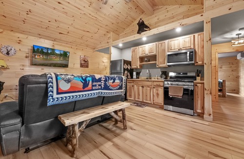 Atlanta Cabin | Family-Friendly Cabin#2 at Northern Comfort with Kitchen