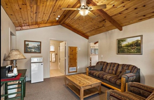 Lowman Cabin | Cozy Cabin 2 at Southfork Lodge - Perfect for Family Getaways