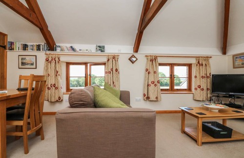 Torrington Cottage | Spacious 2-Bedroom Cottage with Kitchen for 4 Guests