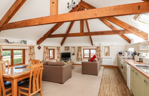 Torrington Cottage | Spacious 2-Bedroom Cottage with Kitchen for 4 Guests