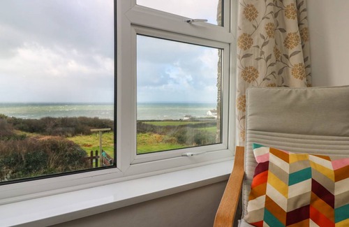 Gunwalloe Cottage | Cozy 2-Bedroom Cottage with Oceanfront Views for Families