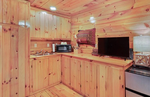 Farmers Cabin | Experience Cabin 2 at Cave Run Lake with Pool & Breakfast