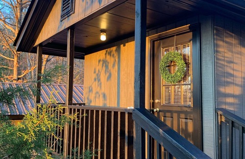 Farmers Cabin | Experience Cabin 2 at Cave Run Lake with Pool & Breakfast