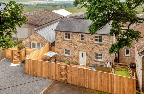 Consett Cottage | Cozy Cottage with 2 Bedrooms, Perfect for Families & Pets