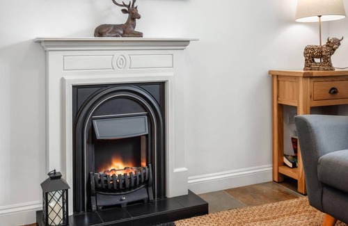 Consett Cottage | Cozy Cottage with 2 Bedrooms, Perfect for Families & Pets