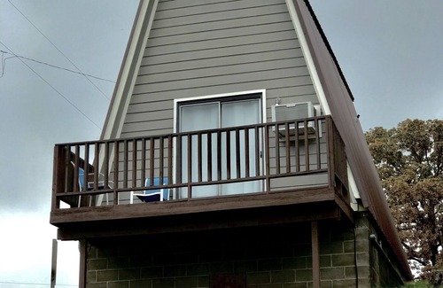 Columbus Cabin | Scenic Cabin 2 with Breakfast Overlooking Millwood Lake