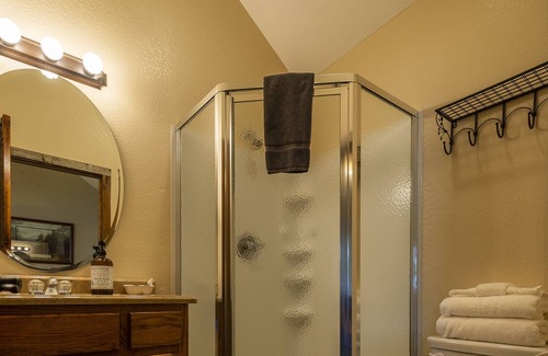 Waco House | Cozy Cabin 2: Ideal Retreat Minutes from Magnolia & Baylor