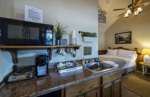 Waco House | Cozy Cabin 2: Ideal Retreat Minutes from Magnolia & Baylor