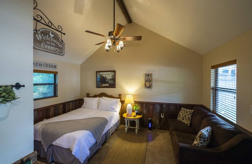 Waco House | Cozy Cabin 2: Ideal Retreat Minutes from Magnolia & Baylor