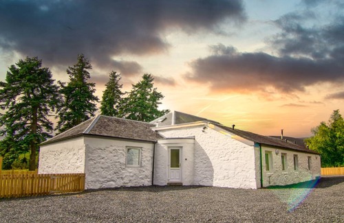 Blairgowrie Cottage | Cozy Cottage with Lake View for Families and Pets