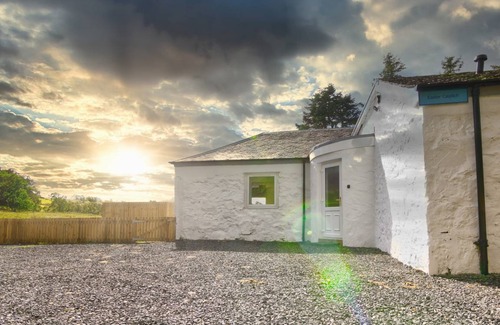 Blairgowrie Cottage | Cozy Cottage with Lake View for Families and Pets
