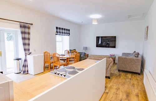 Blairgowrie Cottage | Cozy Cottage with Lake View for Families and Pets