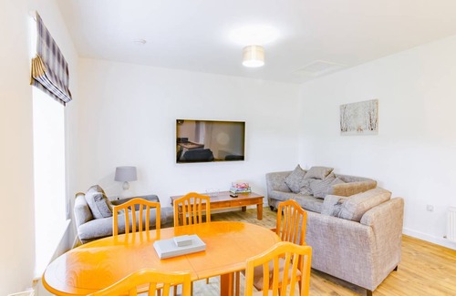Blairgowrie Cottage | Cozy Cottage with Lake View for Families and Pets